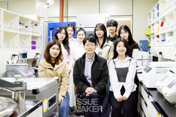 구연종 교수는 미생물과 작물도 생물이다보니, 연구대상으로 다루기에 힘든점이 많다며, 학생들이 실패를 겪고 원하지 않는 성과가 나오더라도, 끊임없이 도전해주길 바랐다. 그가 개발한 생물비료가 농민들에게 웃음을 선사해주길 바라본다.(사진=임성희 기자)