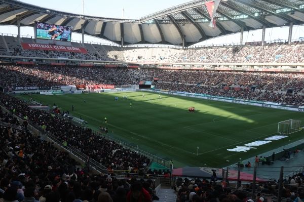 서울월드컵경기장에서의 잔디 문제는 경기장 소유 주체인 서울시설공단의 미온적 태도로 인해 논란이 불궈졌다. ⓒ서울시설공단