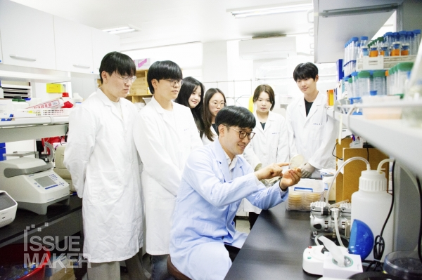 감춰진 생물 자원을 밝힌다는 뜻인 루미에르 연구실은 ‘고균의 특이 면역 시스템 연구’와 ‘난치성 마이크로바이옴 신약 개발’이라는 도전적인 연구주제를 진행하며 반짝반짝 빛나는 창의성을 발휘하고 있다.(사진=임성희 기자)