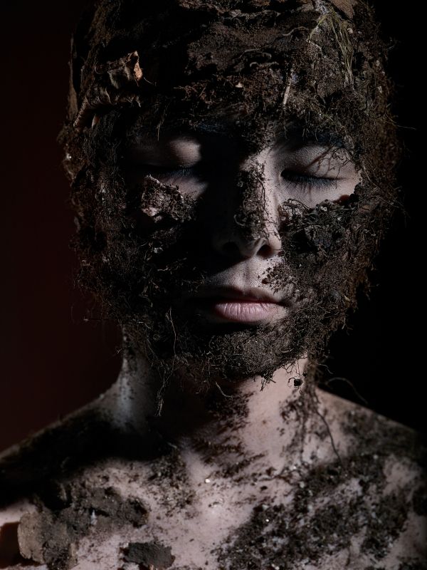 진신 대표는 사진으로 성경의 한 구절을 표현하고 해석하는 프로젝트를 펼치며 작가로서 혼신의 힘을 쏟으며 작품 활동에도 집중하고 있다. 사진은 진신 대표의 [[노아의 며느리(더 바이블 프로젝트)](위), [첫 사람] 작품(아래).ⓒ HIP스튜디오(제임스진스튜디오)