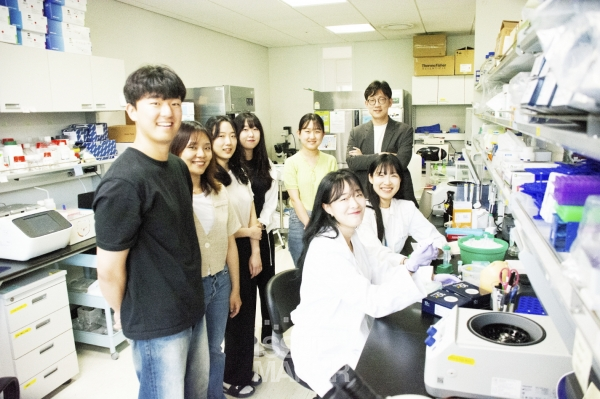 황병진 교수는 학생들에게 실패를 통해 배우고, 성장하라고 강조한다며 “다만 한 번의 성공을 위해 99번의 실패를 했다면 99번의 실패가 ’왜‘ 일어났는지 알아야 한다는 전제가 있습니다. 그리고 실행해야 합니다. 대부분의 사람들은 생각들을 머릿속에서만 가둬두고 실제 계획을 통해 수행을 하지 않은 경우가 99%입니다. 성공은 이를 수행하는 1%에서 나옵니다”라고 말했다.(사진=임성희 기자)