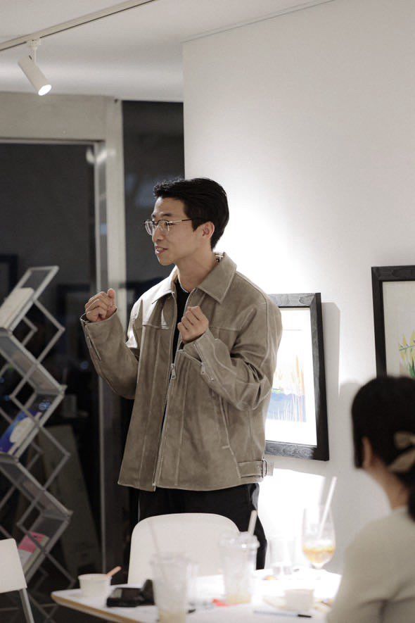 배다솜 대표는 상업, 주거, 하이엔드 분야로 세분화된 인테리어 브랜드인 ‘스몰테이블’을 통해 인테리어 산업계에 환기의 메시지를 던지고자 하고 있고, 담고자 하는 의미를 확장할 수 있는 기존에 없던 새로운 플랫폼의 등장을 예고했다.ⓒ 저스트인타임