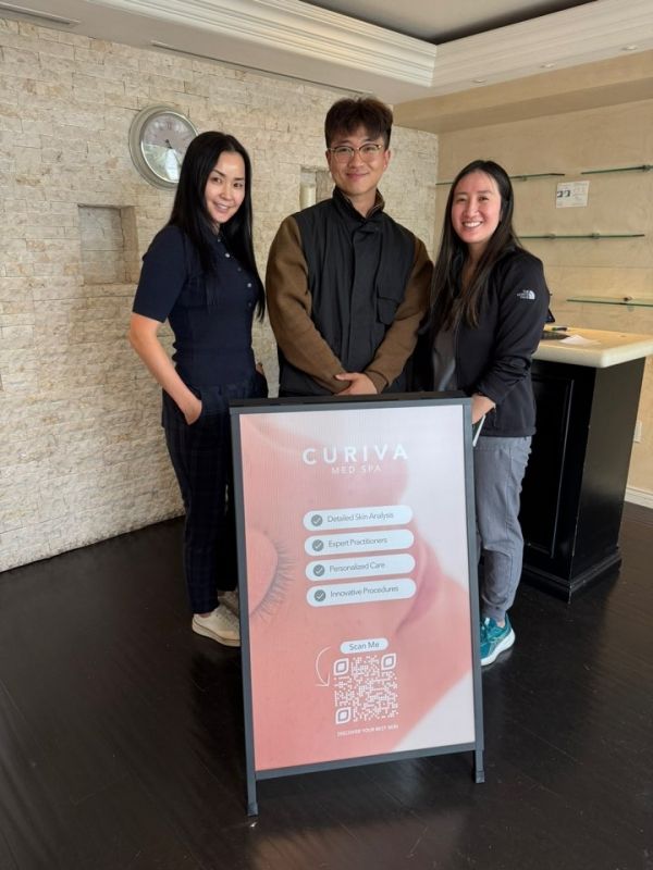 과거 스타트업의 CEO로서 청년창업사관학교, 글로벌 창업사관학교 500스타트업 선정 등을 통해 기업가로서의 역량과 아이디어의 우수성을 입증받았던 바 있었던 배다솜 대표는 당시에 쌓아 올린 글로벌 비즈니스 감각을 살려 최근 베버리힐즈 호텔&메디스파 인테리어 프로젝트를 수주하며 본격적인 미국 진출의 교두보를 마련했다. 사진은 호텔 내에 있는 메디스파&호텔 클라이언트들과의 기념 촬영 사진.ⓒ 저스트인타임