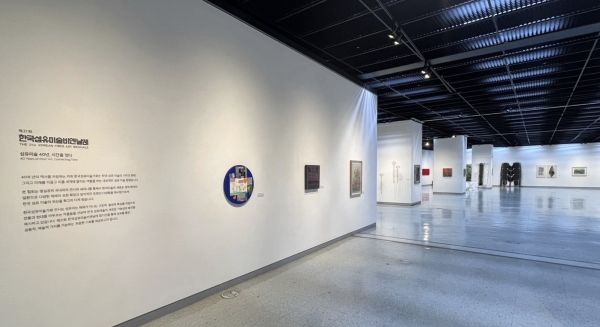 한국섬유미술비엔날레는 현대 섬유미술의 확장된 표현 방식과 조형적 가능성을 제시하는 장으로 평가받는다. ⓒ한국섬유미술가회