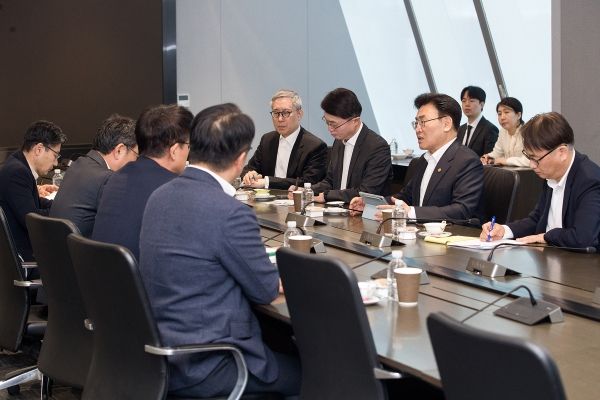 유상임 과학기술정보통신부 장관은 SK텔레콤 해킹 사건 이후 사고 현장 및 조치 현황을 점검하고, 국민의 불편과 불안을 최소화하기 위한 전사적인 조치를 당부했다. ⓒ과학기술정보통신부