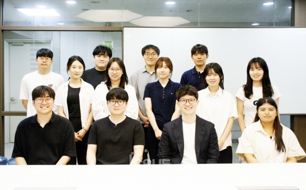 이정효 교수는 “유기화학은 논리의 학문이기 때문에, 논리를 즐길 수 있도록 도와주는 것이 저의 역할이라고 생각합니다”라며 학생들이 연구에 재미를 느낄 수 있게 조력자 역할을 하겠다고 밝혔다.(사진=임성희 기자)