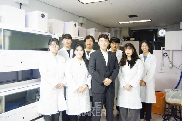 “실험이 곧 언어다. 말은 감정일 수 있지만, 데이터는 증거다”라는 말을 학생들에게 강조한다며, “데이터로 세상과 소통해보고 싶은 사람이면 저의 연구실원 자격으로 충분합니다. 실험, 분석, 해석, 논문, 정책화까지 이어지는 전 과정을 스스로 경험하게 함으로써, 독립적인 연구자로 성장할 수 있도록 지도하고 있습니다”라고 말했다.(사진=임성희 기자)