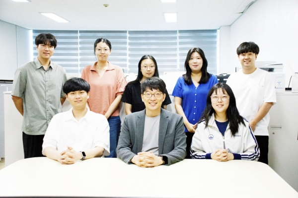 정상근 교수는 “저희 연구실은 항상 열려 있습니다. 특히 온라인 인턴십은 본인의 의지가 있으면 언제든지 참여 가능해요. 다만 온라인 인턴십 기간이 끝나면 저와 1:1로 직접 연구를 수행하게 되는데, 이 과정은 꽤 어렵습니다. 학부생들이 최대한 논문을 많이 쓸 수 있는 기회를 제공함으로써, 본인의 자질과 대학원 생활에 대한 경험을 미리 해보고 의사 결정할 수 있도록 돕고 있습니다”라며 많은 학생이 관심을 두고 연구실 문을 두드리길 바랐다.(사진=임성희 기자)