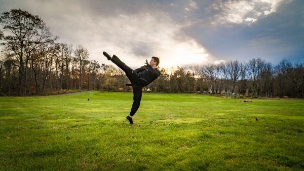 고난을 인생의 스승으로 삼았던 최영조 대표는, 상처를 의지로 바꾸는 훈련을 스스로 거듭해 왔고, 이 모든 과정은 훗날 그가 사람의 상처를 운동으로 치유할 수 있는 바탕이 되었다.ⓒ 운동맛짐(GYM)