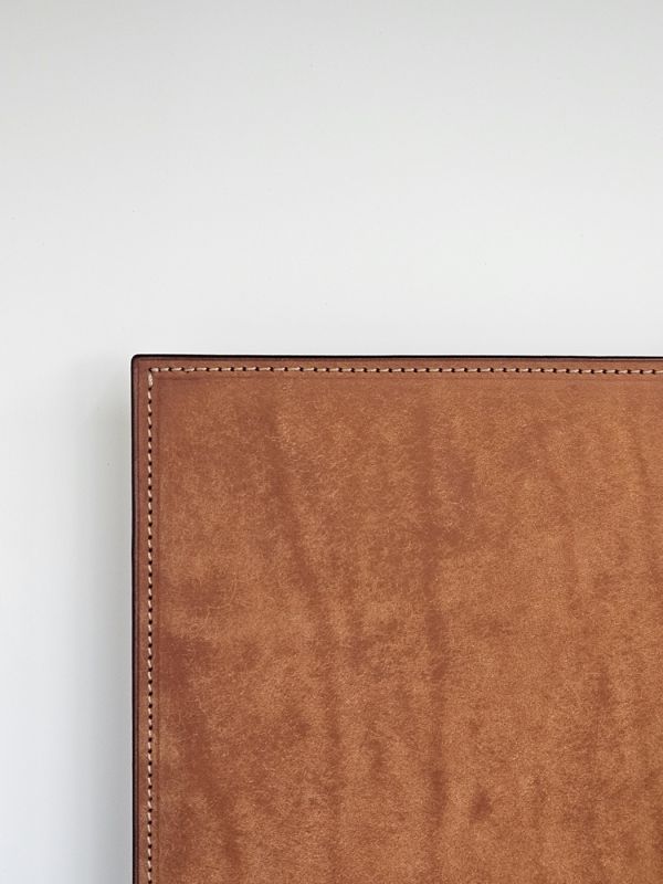 최근 ㈜미크래빗은 가죽 소재를 적용한 주방, 무늬목으로 제작된 내추럴 라인, 그리고 다양한 오브제형 가구라인까지 확장하여 고객의 감각적 경험을 넓힐 예정이다. 사진은 ㈜미크래빗이 출시한 가죽 소재의 도어 모습.ⓒ ㈜미크래빗