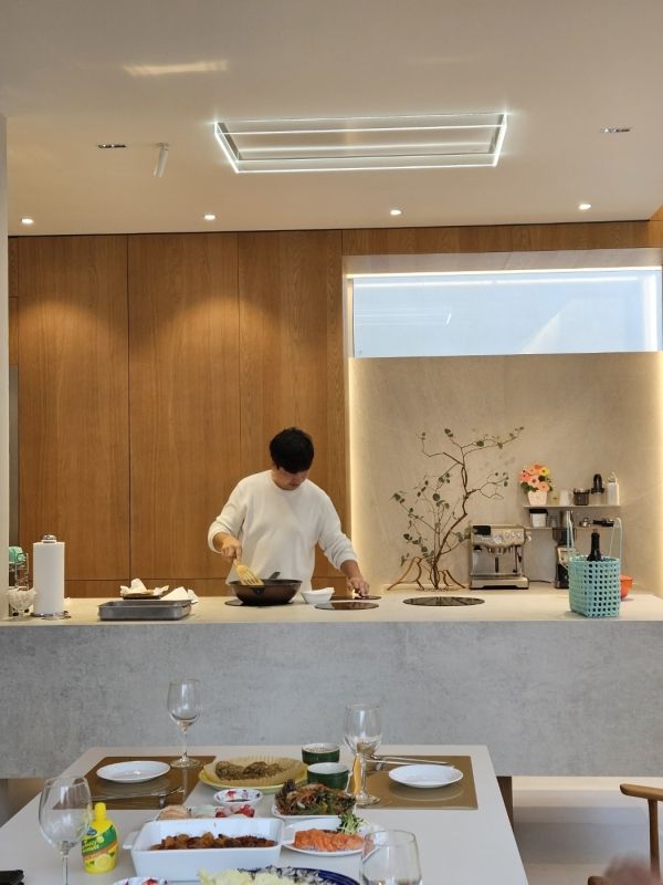 평소 요리가 취미일 정도로 주방에 대한 이해도가 높은 김명일 대표는 주방이 공간에 미치는 힘을 누구보다 잘 이해하고 있기에, 주방이 삶의 공간을 따뜻하게 만드는 구심점이자 가족의 감정이 쌓이는 장소가 되도록 만들고 싶다고 말한다.ⓒ ㈜미크래빗