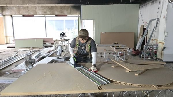 퇴로 없는 선택 앞에서 주저하지 않았고, 불안한 미래 앞에서도 진심을 택했던 김명준 대표는 누구보다 높고, 무엇보다 투명하게 목수로서 자신의 가치와 자긍심을 증명해가고 있다.ⓒ 저스트디자인