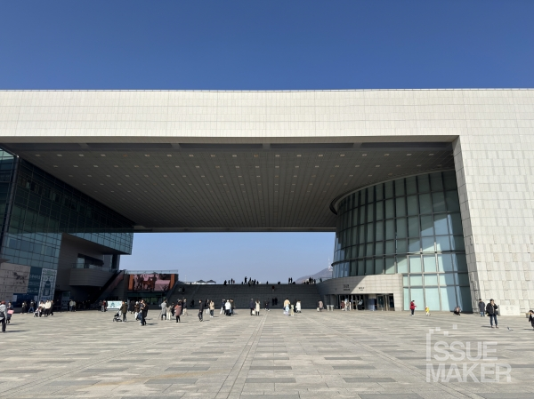 작품 속에 자연스럽게 녹아든 문화 요소들이 외국인 관광객의 관심을 끌며 국립중앙박물관의 방문객 수도 폭발적으로 증가하고 있다. 사진=손보승 기자