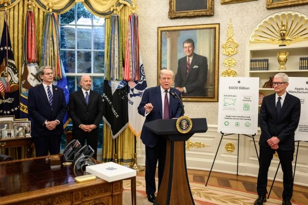 도널드 트럼프 대통령은 반도체에 품목별 관세 100%를 예고하면서 미국에 공장을 지으면 이를 면제해 주겠다며 투자를 요구한 상태다. ⓒOfficial White House Photo by Molly Riley/Flickr