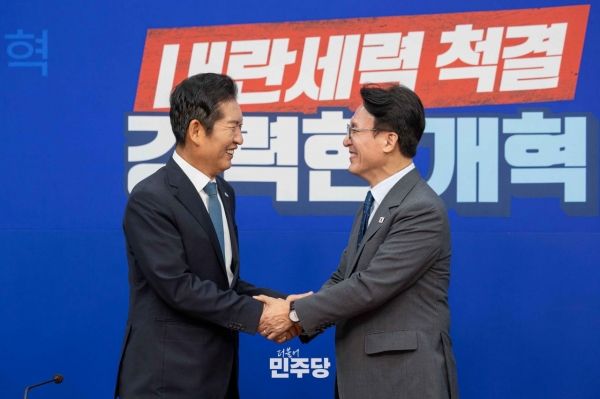 정청래 더불어민주당 대표는 “악수는 사람과 하는 것”이라며 야당에 대한 적대감을 노골적으로 표출하고 있다. ⓒ더불어민주당