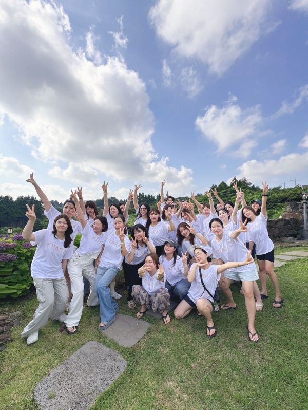 윤소아 대표는 키아라(KIIARA)의 모든 점장에게 “키아라는 우리 브랜드가 아니라, 여러분의 브랜드입니다”라고 말하며 본사 중심이 아닌, ‘함께 만들어 가는 키아라(KIIARA)’라는 공동체 의식을 심어주고 있고, 이 원칙은 지금까지 단 한 번도 흔들린 적이 없다. ⓒ 키아라(KIIARA)