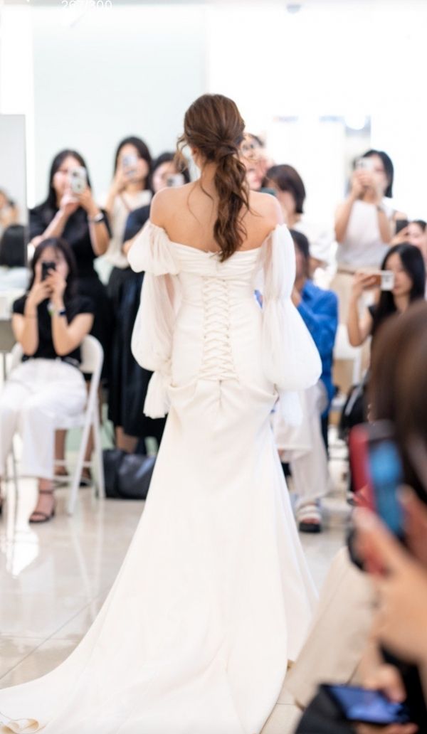 지유 제이와이청담 대표는 샵 내에서 직접 기획한 뷰티 쇼를 선보이는 등 다양한 실험과 무대를 통해 디자이너들의 가능성을 넓히는 도전을 멈추지 않고 있다. ⓒ 제이와이청담