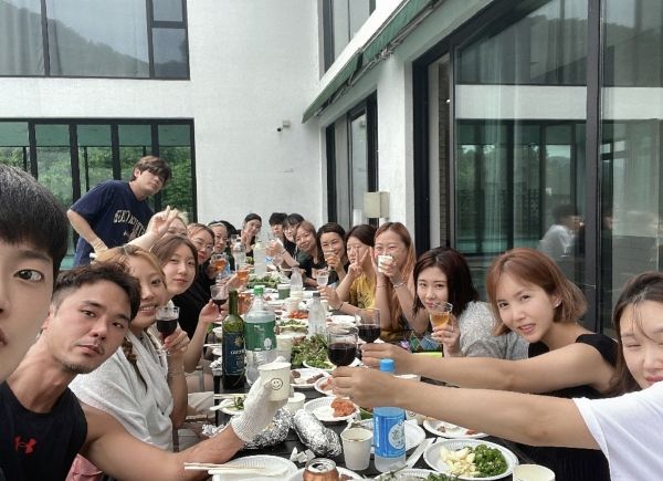 제이와이청담은 서로의 성장을 응원하는 따뜻한 팀워크 속에서, 실력과 인성을 함께 갖춘 디자이너들이 함께 미래를 만들어가는 공간이다.ⓒ 제이와이청담