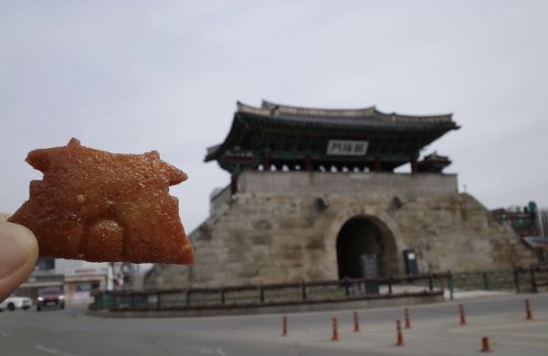 복담다의 대표작인 ‘조양문 약과’는 홍성의 상징인 조양문을 형상화해 지역의 정체성을 담아낸 디저트로, 전통과 지역을 잇는 메시지를 전하는 매개체로 자리매김하고 있다.ⓒ 복담다