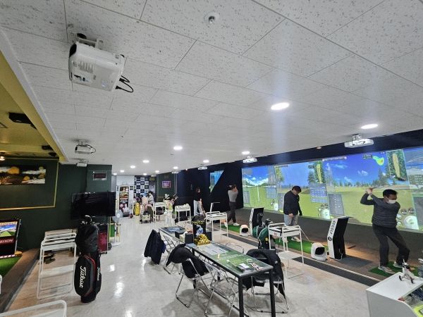 홍대양 대표는 아카데미에서 실력향상을 하고있는 골퍼들에게 진정성있는 지도는 물론 지속적으로 좋은서비스 환경을 만들어가고 있다.ⓒ 포디스포츠