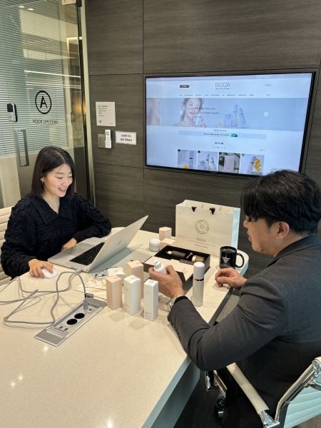 이소영 대표는 클라이언트와의 미팅에서 단기 성과보다 장기적인 유통 구조와 신뢰를 우선에 두고, 협업이 지속될 수 있는 방향을 함께 설계하는 데 집중하고 있다.ⓒ 재미글로벌