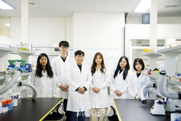 정리정돈이 잘 된 실험실과 학생들의 진중한 분위기가 잘 어울린다. 실험실 안전환경 조성에 적극적으로 임하는 학생들의 마음가짐이 보이는 듯 했다.(사진=임성희 기자)