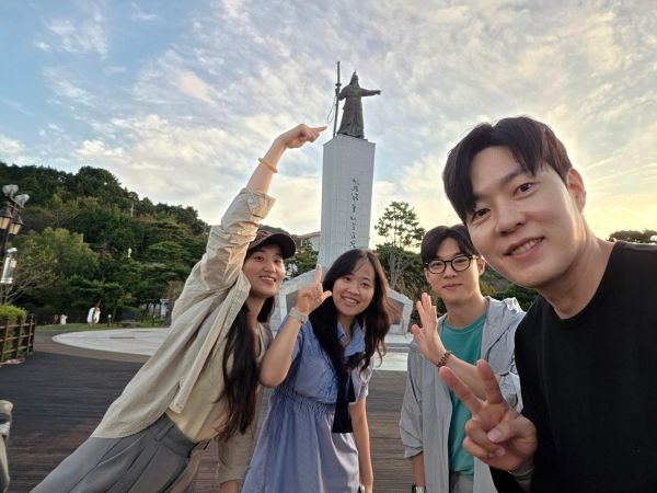 같은 기준과 방향을 공유하는 동료들이 모인 ㈜넌그럴자격있어는 개인이 아닌 팀으로서의 지속성을 만들어가고 있다. (좌측부터 당근, 깻잎, 감자, 박동호 대표)ⓒ ㈜넌그럴자격있어