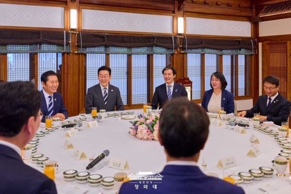 이재명 대통령은 여당 지도부를 청와대로 초청해 만찬을 함께하며 ‘당·정·청 원팀’을 강조했다. ⓒ대한민국 청와대