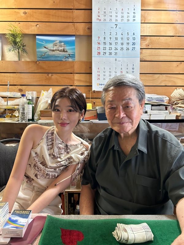 우아현 대표는 대한민국 1세대 타로마스터 김영준 마스터의 추천을 계기로 컬러타로를 깊이 공부했고, 자연의 장면과 색의 의미가 이어지는 지점을 바탕으로 내용을 현대어로 정리해 해설집으로 완성했다.ⓒ 타로아이즈