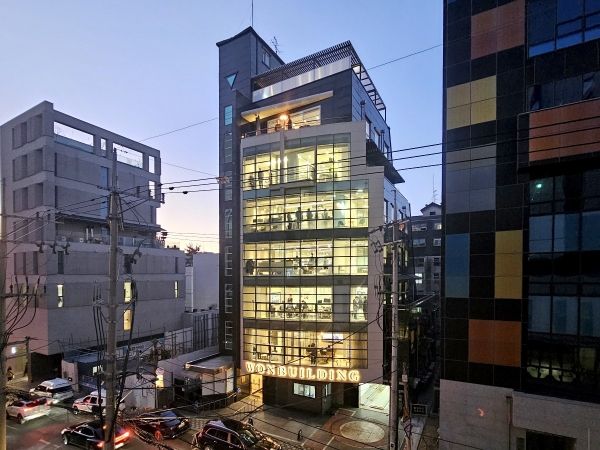 원빌딩부동산중개(주) 오너가 직접 매입한 수백억 원 호가의 원빌딩 사옥은 구성원에게 오래 함께 갈 수 있는 조직에 속해 있다는 안정감을 전하기 충분하다. ⓒ원빌딩
