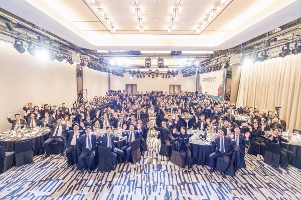 원빌딩부동산중개(주)는 2025년 연말 엠버서더 풀만호텔에서 원빌딩 전 임직원이 참석한 성대한 종무식을 진행했다. 임직원 단체 사진 ⓒ원빌딩