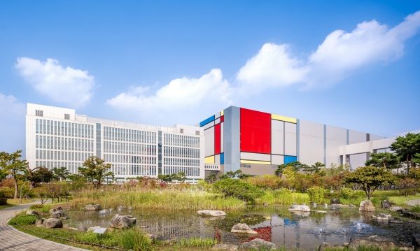 반도체 설계 경험은 있으나 첨단 제조 경험은 없는 테슬라는 현재도 칩을 설계한 뒤 삼성전자 등 파운드리에 생산을 맡기고 있다. ⓒ삼성전자 뉴스룸