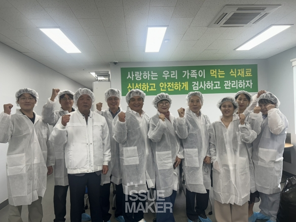 윤종대 회장은 학생들의 먹을거리에도 관심을 두고 질 높은 급식 제공을 위해 필요한 사항 등을 살피기도 했다.