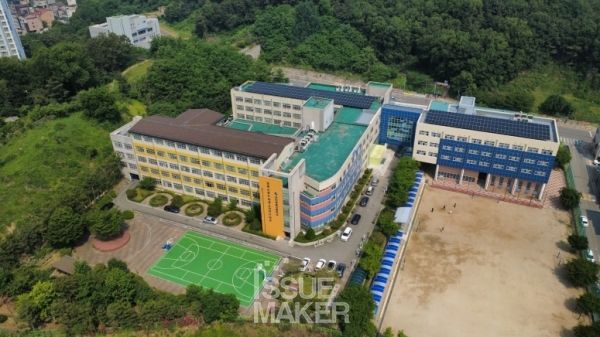 충남 최대규모를 자랑하는 천안쌍용고는 학생들을 위한 교육공간 혁신과 선생님들의 노력으로 빛나는 학교이기도 하다. 학교는 학생들의 과목 선택권을 보장하고 맞춤형 진로 설계를 지원해 수요자인 학생 중심의 교육과정을 추구한다.(사진=학교 제공)