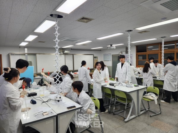 과학중점학교인 천안쌍용고는 다양한 실험수업을 통해 과학인재양성에 앞장서고 있으며 인문 사회와 예술, 공학, AI를 결합한 다양한 진로 경로를 개척하도록 돕고 있다.(사진=학교 제공)