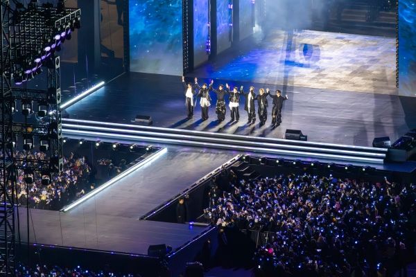 멤버들의 군 복무 이후 3년 9개월 만에 활동 2막을 연 BTS는 서울 광화문을 출발지로 삼았다. ⓒ넷플릭스