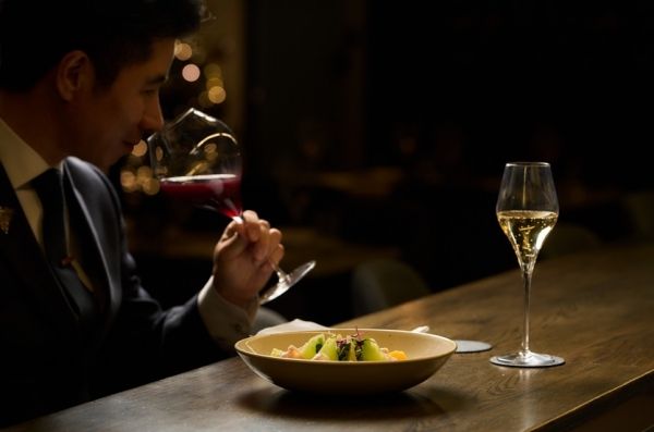 전상욱 소믈리에는 와인을 지식으로 과시하기보다 음식과 사람의 흐름 속에서 읽어내야 한다고 말하며, 한 잔이 놓이는 자리의 분위기와 시간을 먼저 살피는 것이 자신이 현장을 떠나지 않는 이유라고 전했다. ⓒ 전상욱 소믈리에