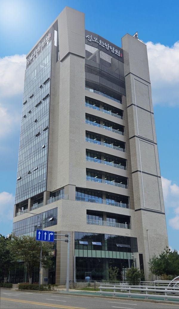 건물 전체를 사용 중인 성모한방병원은 병원 특유의 긴장감 대신 안정감과 여유를 먼저 느끼게 하는 의도된 설계가 돋보인다. ⓒ성모한방병원