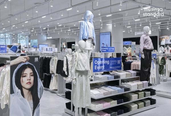 무신사는 자체 브랜드 ‘무신사 스탠다드’를 앞세워 오프라인 매장을 늘려나가고 있다. ⓒ무신사