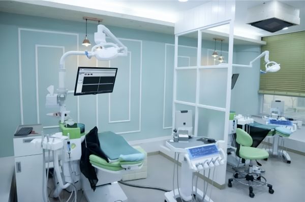 오복어린이치과는 아이와 보호자가 병원에 머무는 시간까지 진료의 일부라고 보고, 진료실과 대기·휴게 공간 전반을 보다 편안하고 안정감 있게 느낄 수 있도록 세심하게 구성했다. ⓒ 오복어린이치과