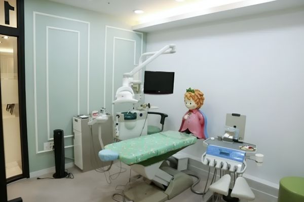 오복어린이치과는 아이와 보호자가 병원에 머무는 시간까지 진료의 일부라고 보고, 진료실과 대기·휴게 공간 전반을 보다 편안하고 안정감 있게 느낄 수 있도록 세심하게 구성했다. ⓒ 오복어린이치과
