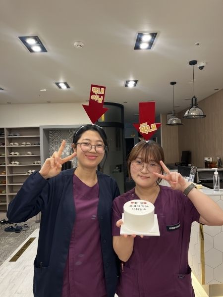 15주년 기념 행사, 막내 이취임식 등과 같은 작은 이벤트를 통해 오래 함께한 동료들의 시간을 함께 축하하며, 병원을 사람과 관계가 자라는 공간으로 만들어가고 있다. ⓒ 오복어린이치과