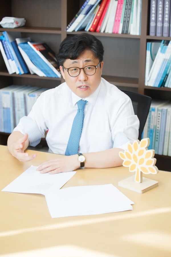 아름다운재단 기부문화연구소 소장으로 재직할 당시 ⓒ박훈 교수