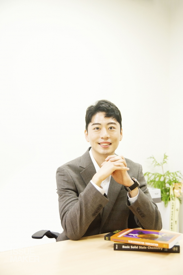 이강민 교수는 “제 연구의 핵심은 기존에 ‘불가능’하거나 ‘이미 한계에 도달’했다고 여겨지던 실리콘 태양전지를 새로운 관점에서 다시 해석하는 데 있습니다”라고 강조했다.(사진=임성희 기자)