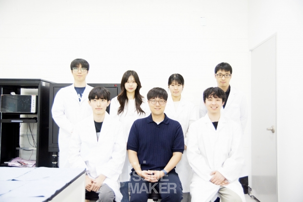 김선홍 교수는 “제가 연구하는 웨어러블 바이오 전자 분야는 반도체, 소재, AI, 의료기술이 만나는 분야입니다. 반도체가 스마트폰과 컴퓨터의 두뇌였다면, 앞으로는 사람의 건강을 진단하고 관리하는 기술로 확장될 수 있다고 생각합니다”라고 연구실에 많은 학생이 관심을 두고 유익한 연구를 함께하길 바랐다.(사진=임성희 기자)