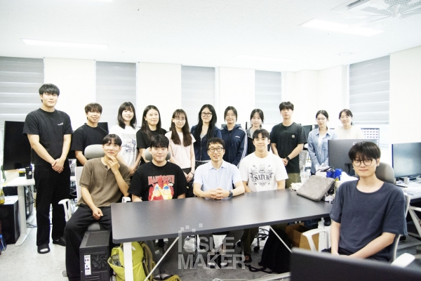 박진선 교수는 “연구실 졸업생들이 지역발전에 이바지하고 학계와 산업계에서 핵심적인 사람이 되기를 늘 기대합니다”라며 학생들과 함께 최첨단 컴퓨터비전 연구를 이어가겠다고 밝혔다.(사진=임성희 기자)
