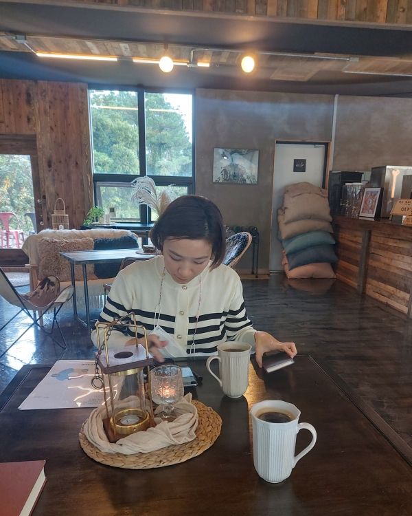 이선경 실장은 일상 속 짧은 틈에도 업무를 손에서 놓지 않고 고객과 계약, 상담의 흐름을 꼼꼼히 살피며 한순간도 현장을 놓치지 않는 집중력으로 자신의 자리를 지켜가고 있다. ⓒ 이선경 실장