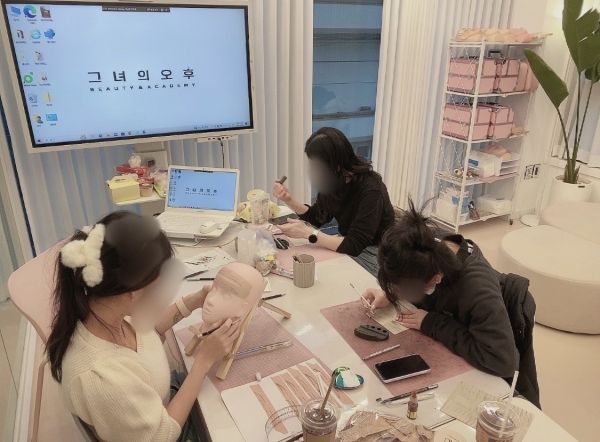 단기간에 기술만 익히는 교육보다 현장에서 오래 통할 수 있는 완성도와 책임감을 더 중요하게 여기며, 수강생 한 사람 한 사람의 이해도와 속도에 맞춘 실질적인 교육을 이어가고 있다. ⓒ 그녀의오후