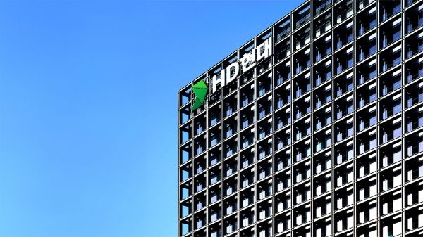 HD현대는 사업 통합을 통해 수익의 기반을 다지고, 글로벌 테크 연합으로 AI·로봇 기술의 초격차를 확보하며 100년 기업의 새 항로를 개척 중이다. ⓒHD현대