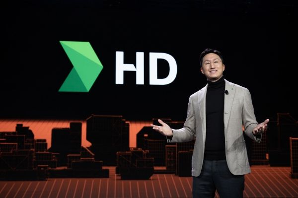 정기선 회장은 전통적인 제조업의 한계를 깨고 인공지능(AI)과 로보틱스 기반의 ‘지능형 솔루션 기업’으로 그룹의 정체성을 탈바꿈시키고 있다. ⓒHD현대